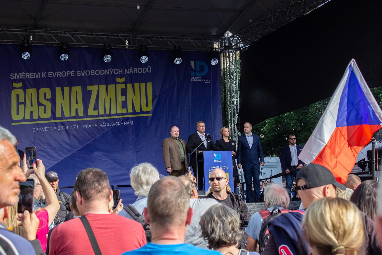 Na snímke zľava poslanec NR SR Rudolf Huliak (nominant SNS), podpredseda NR SR Andrej Danko (SNS), bývalá poslankyňa Romana Tabak a súčasný poslanec Adam Lučanský (SNS) na predvolebnom 