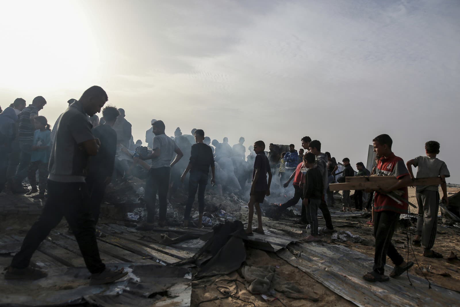 Škody po izraelskom leteckom útoku na pásmo Gazy v Rafahu 
