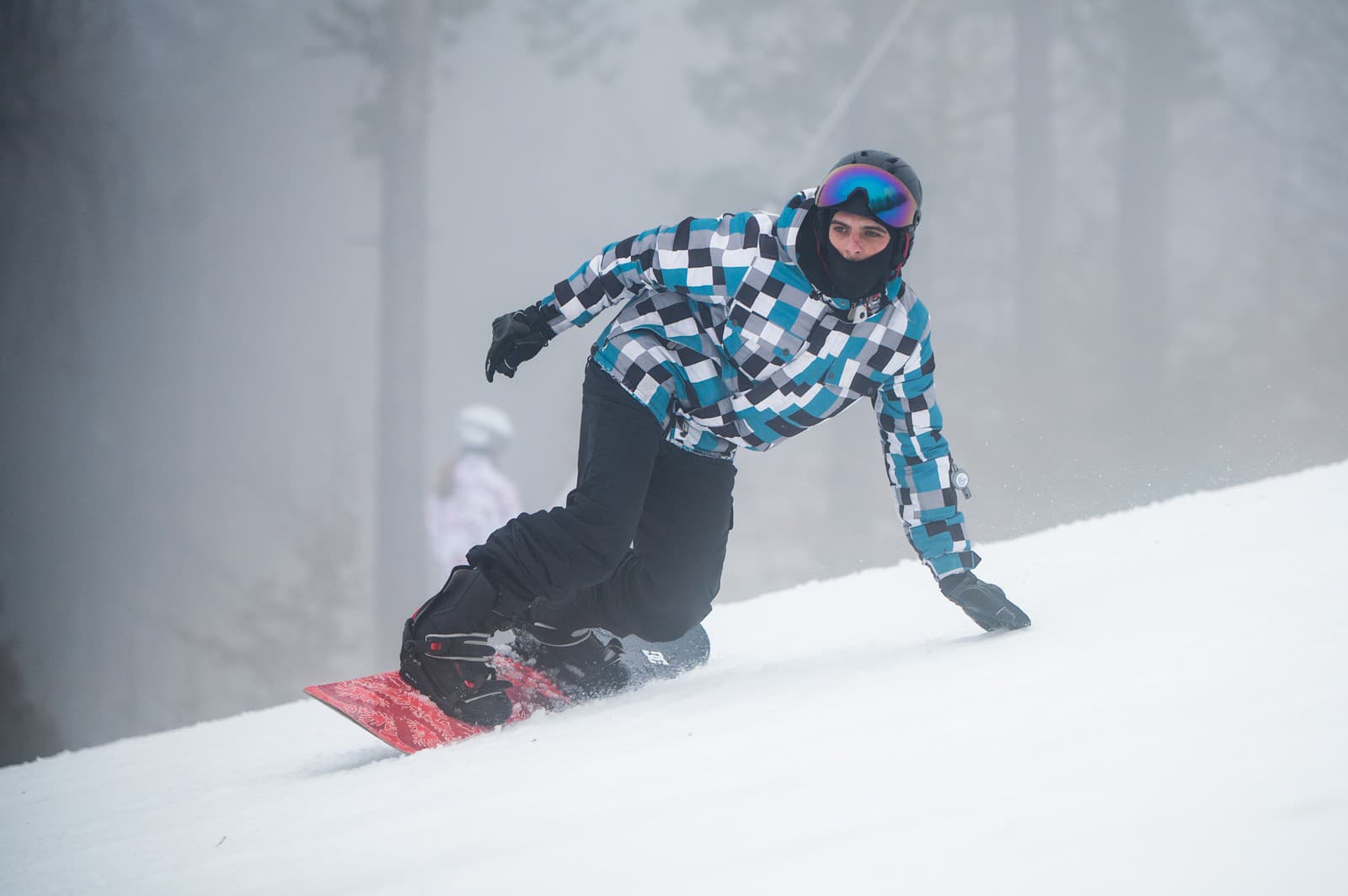 Návštevník sa snowboarduje počas hustej hmly v lyžiarskom areáli Ski Lysá