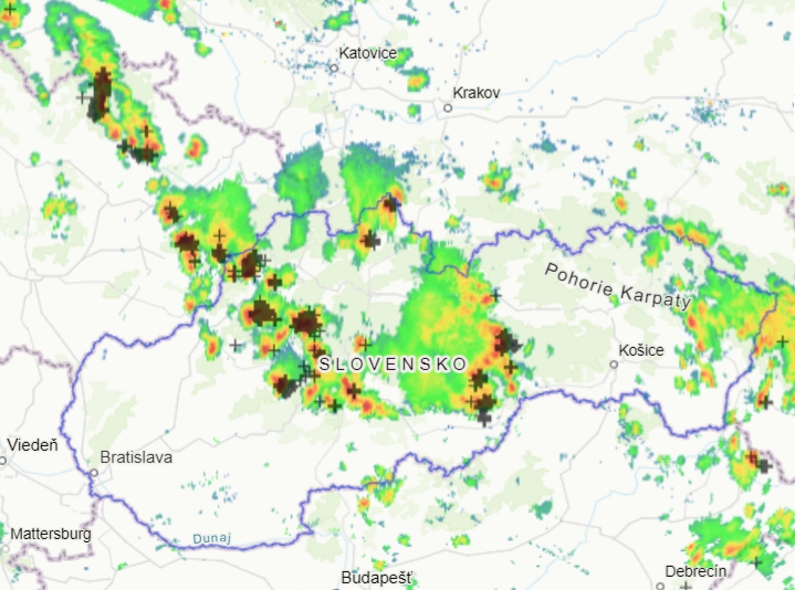 Zrážky a búrky aktuálne vyčíňajú na strednom Slovensku