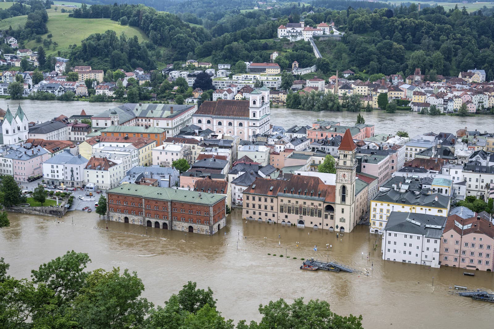 Časť bavorského starého mesta Passau zaplavené Dunajom