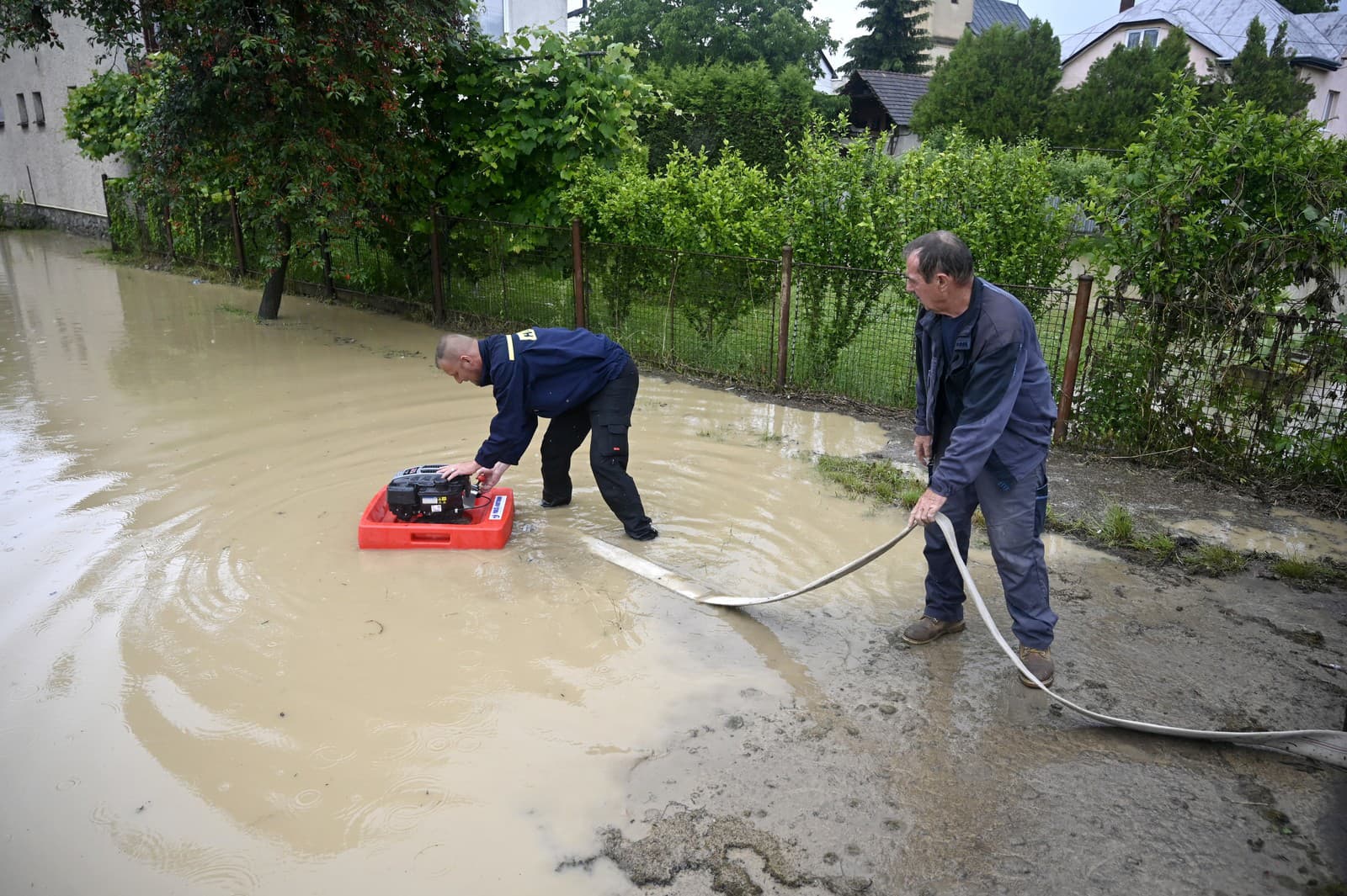 Situácia po silnom prívalovom daždi v obci Kamenná Poruba 