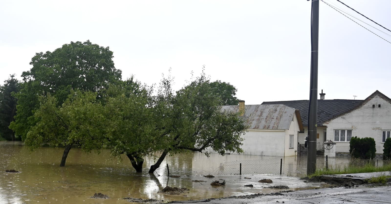 Na snímke zaplavené územie po bleskovej povodni vo Vranove nad Topľou, časť Lomnica