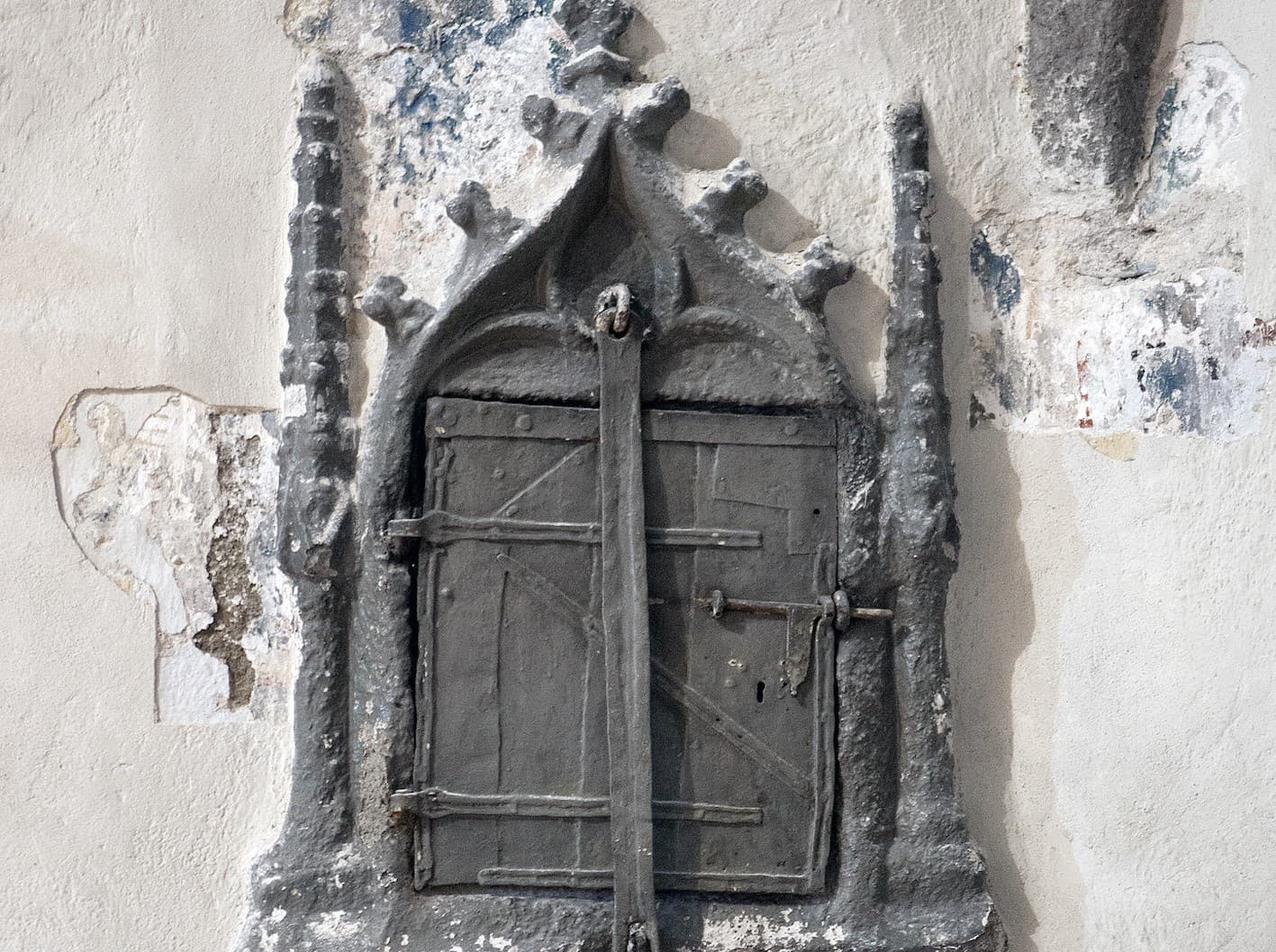 Stredoveké kamenné pastofórium v kostole v obci Nedožery-Brezany