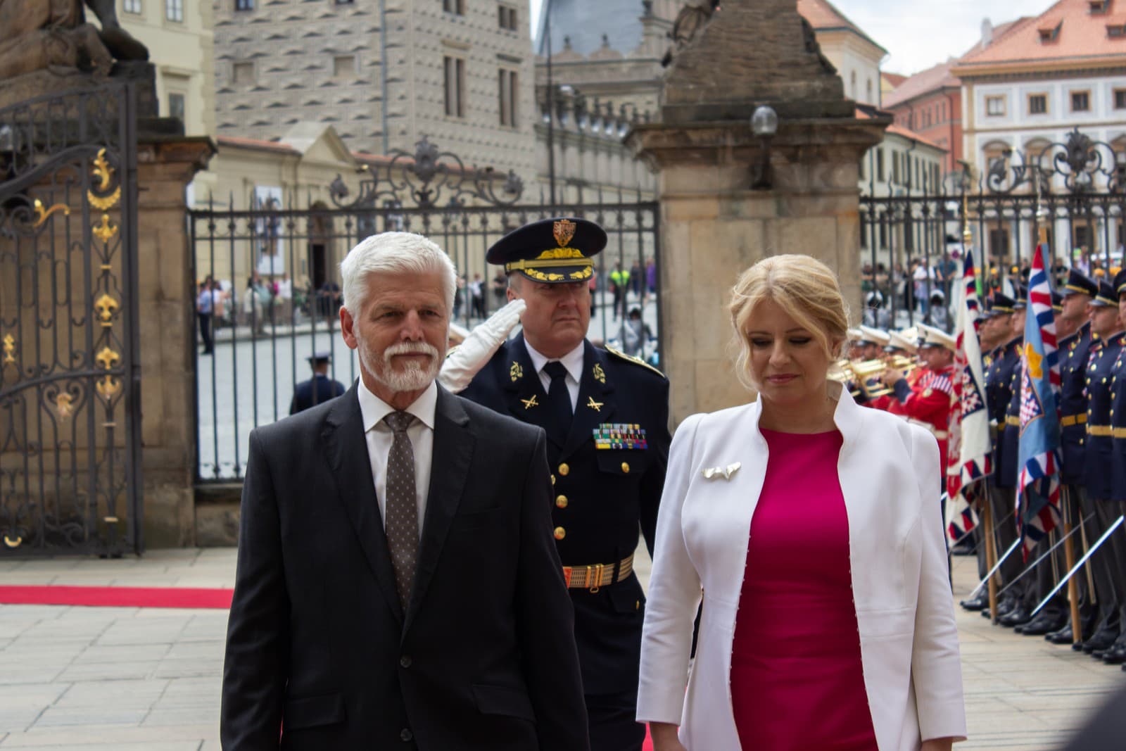 Zľava český prezident Petr Pavel a slovenská prezidentka Zuzana Čaputová počas oficiálneho privítania Zuzany Čaputovej na Pražskom hrade