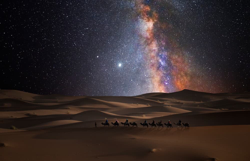 Nočná obloha na púšti bez svetelného smogu je úchvatná. 
