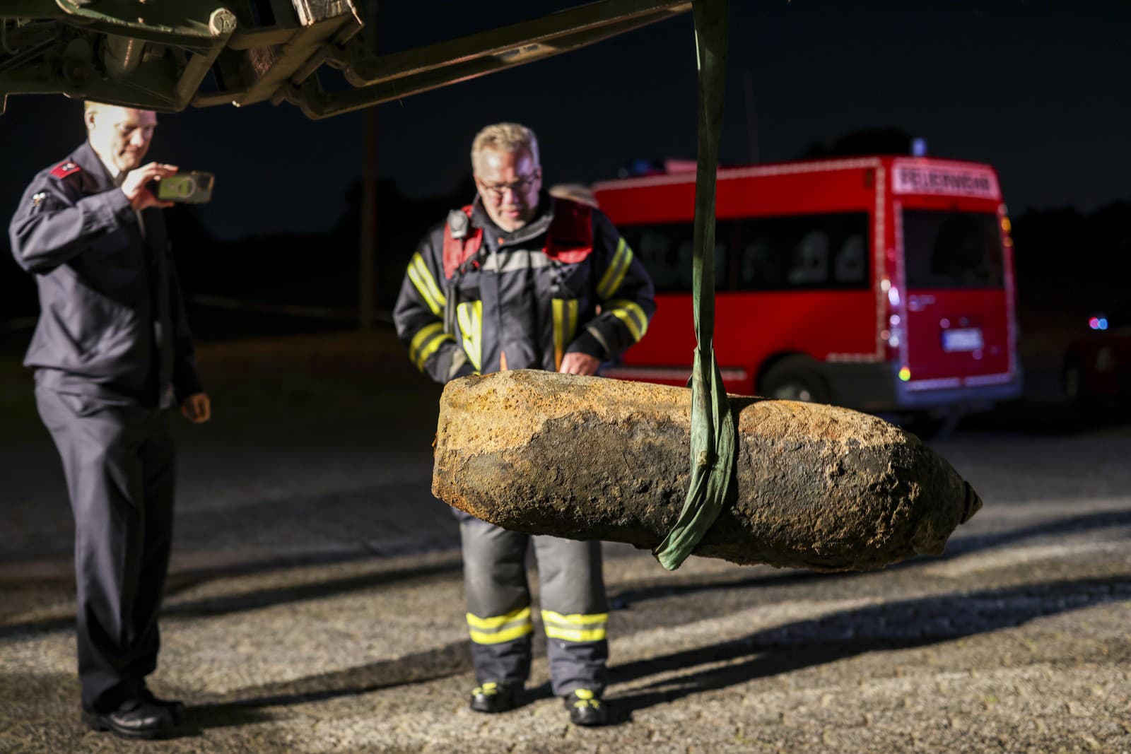 Nevybuchnutú leteckú bombu z čias druhej svetovej vojny, ktorú v stredu večer vyzdvihli z rieky Rýn v nemeckom meste Kolín nad Rýnom, sa v noci na štvrtok podarilo úspešne zneškodniť.