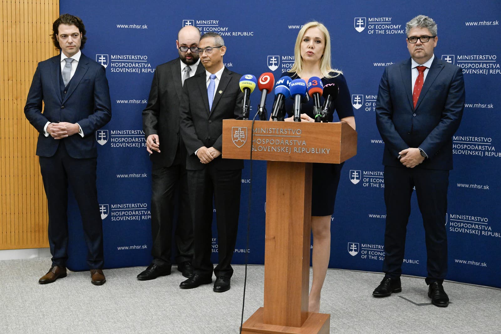 V popredí ministerka hospodárstva SR Denisa Saková (Hlas-SD), sprava v pozadí konateľ MH INVEST Adrián Jenčo, prezident Gotion EMEA Steven Cai, tlmočník a zástuoca CEO InoBat Marián Boček počas tlačovej konferencie po podpise investičnej zmluvy na Ministerstva hospodárstva SR