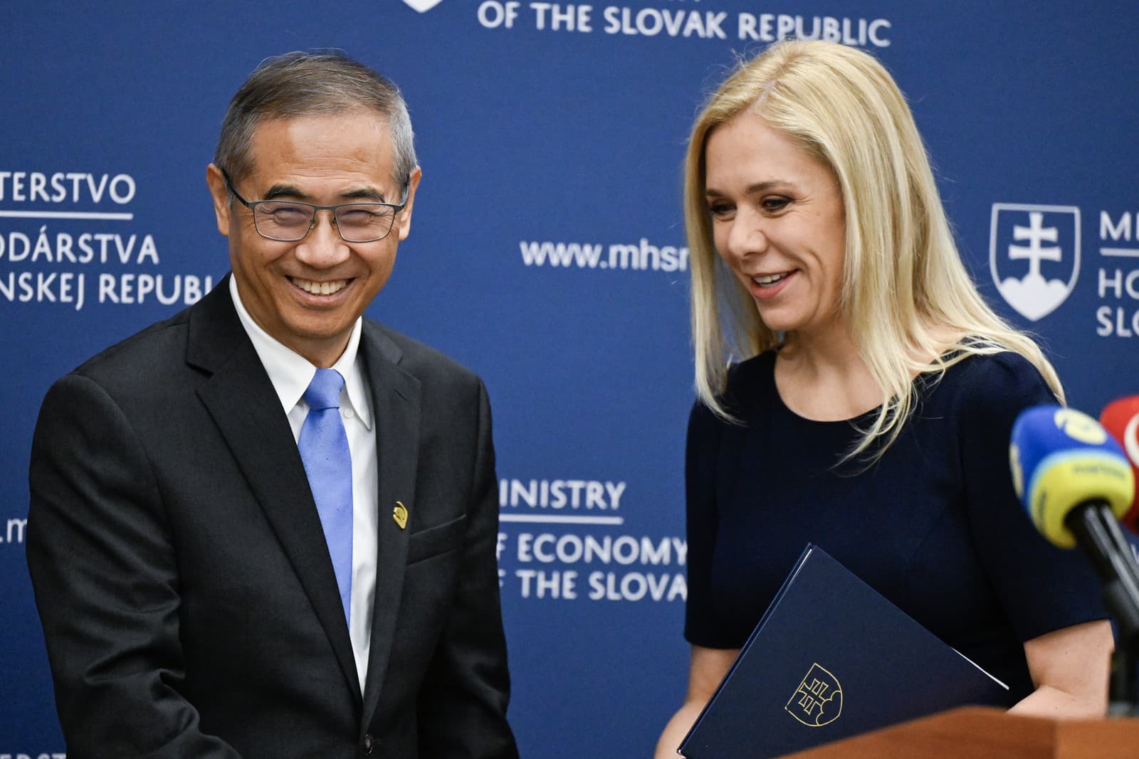 prezident Gotion EMEA Steven Cai a vpravo podpredsedníčka vlády a ministerka hospodárstva SR Denisa Saková (Hlas-SD) počas tlačovej konferencie na ministerstve hospodárstva SR