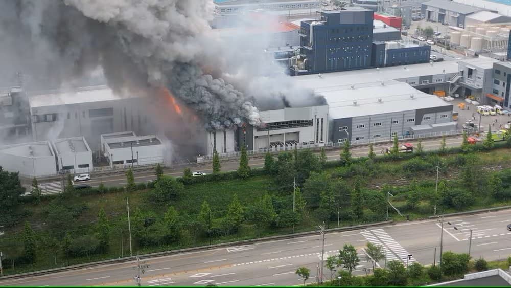 V továrni na výrobu batérií vypukol požiar.