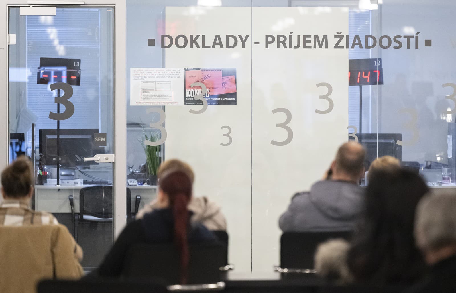 Vytešený parlament a dve