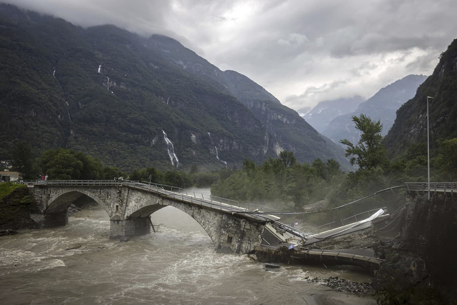 Zrútený 57 metrov dlhý most nad rozvodnenou riekou Maggia