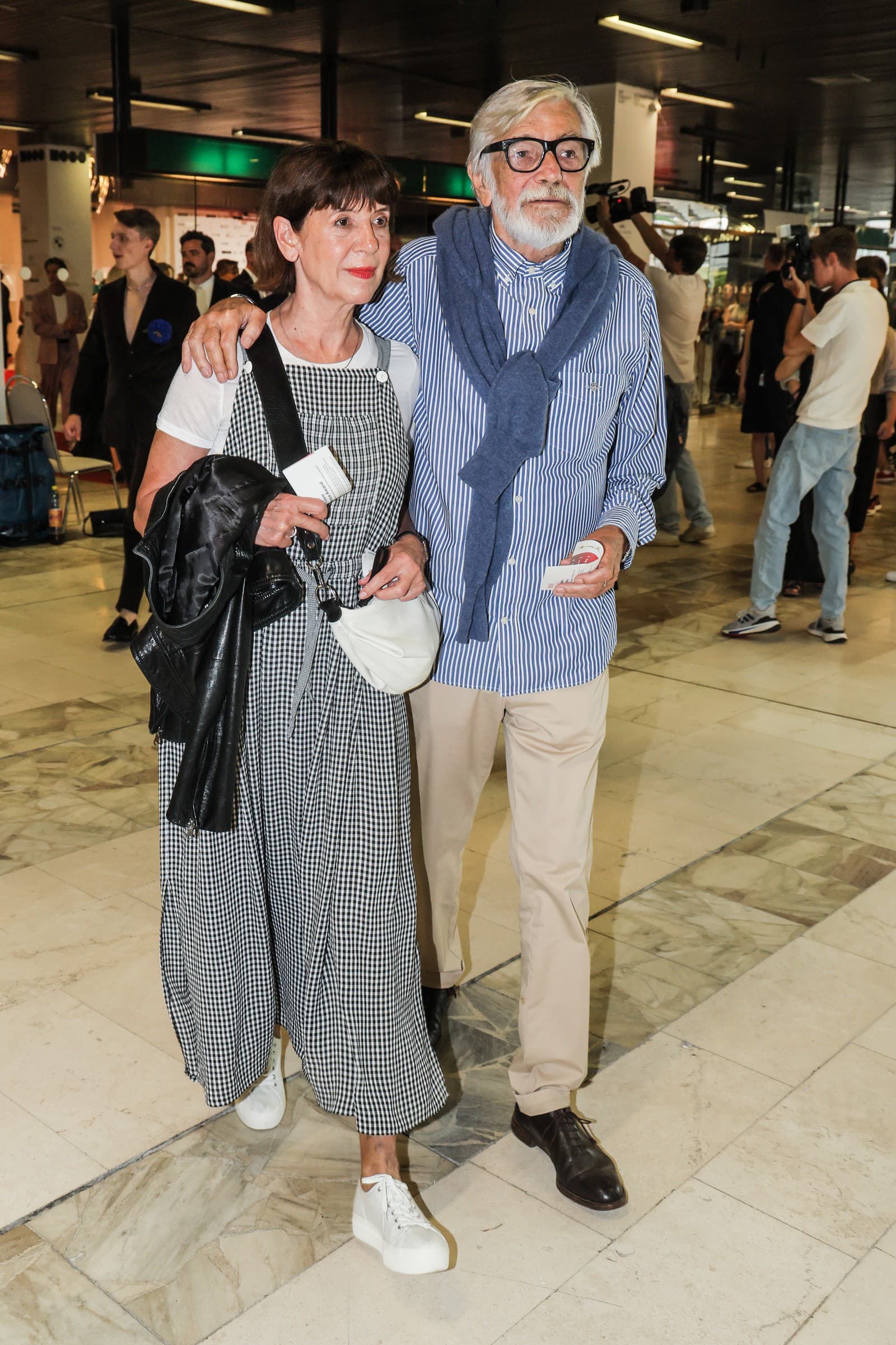 Jiří Bartoška s manželkou na veľkolepej premiére filmu Vlny na MFF Karlovy Vary