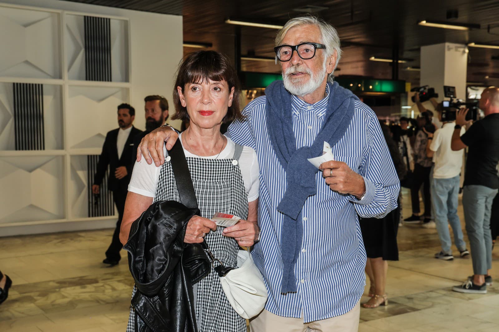 Jiří Bartoška s manželkou na veľkolepej premiére filmu Vlny na MFF Karlovy Vary