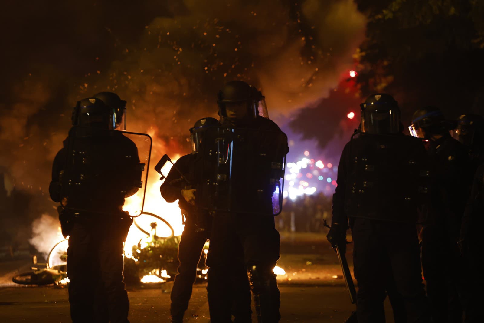 Polícia po predčasných voľbách vo Francúzsku musela zasahovať.