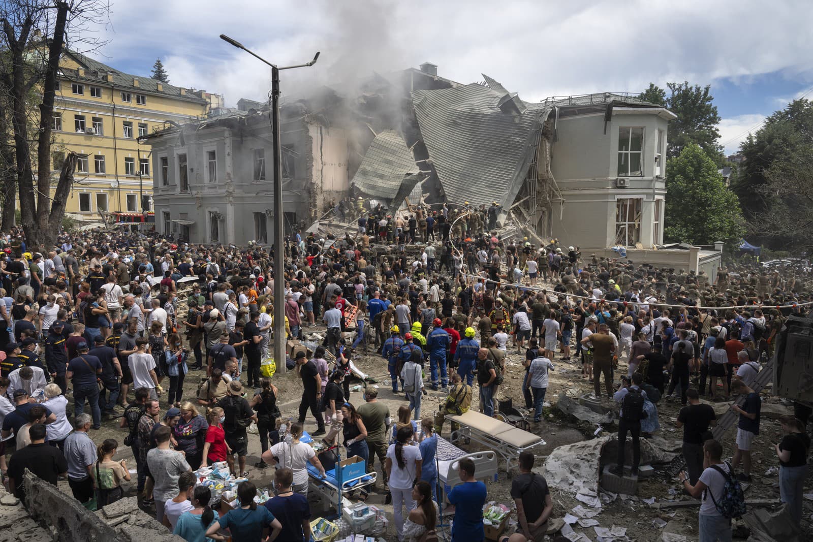 Záchranári a dobrovoľníci prehľadávajú trosky detskej nemocnice OCHMADIT po ruskom raketom útoku