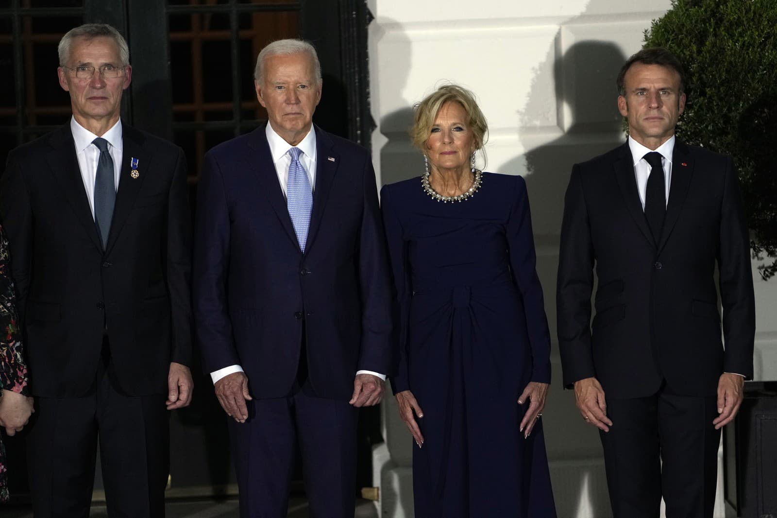 Generálny tajomník NATO Jens Stoltenberg, americký prezident Joe Biden, prvá dáma Jill Bidenová a francúzsky prezident Emmanuel Macron.