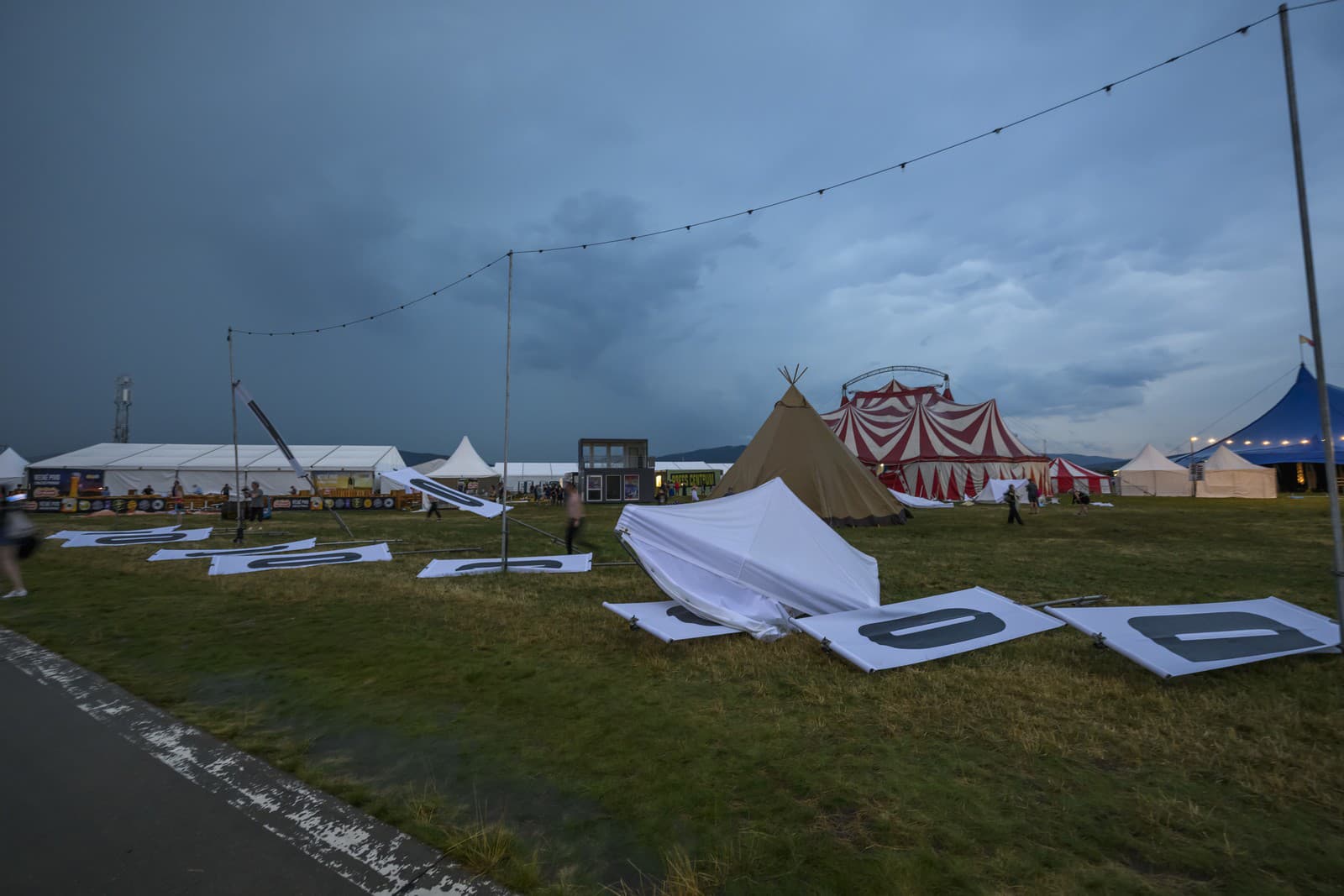 Na festivale Pohoda počas búrky spadol veľký stan. 