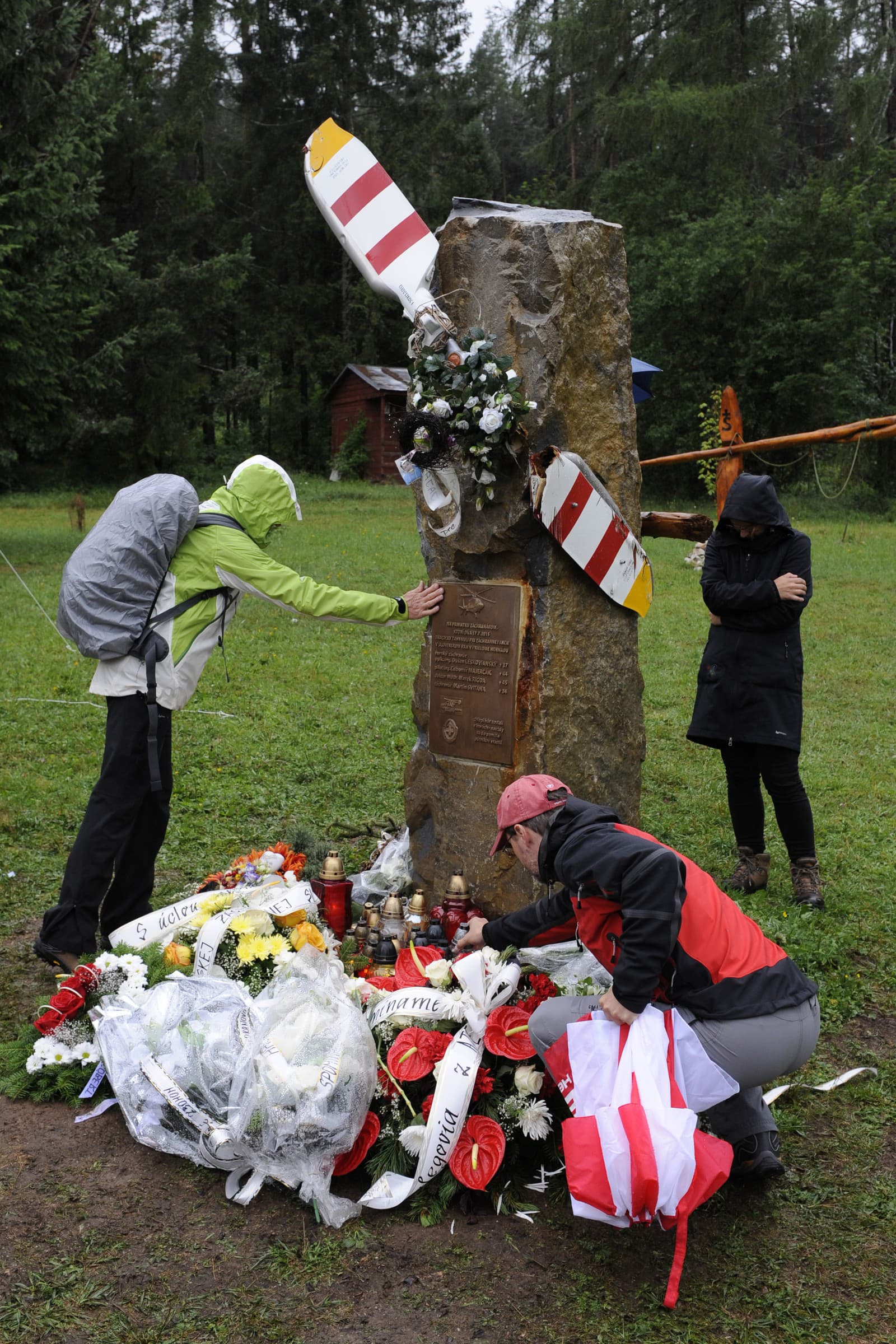 Pomník pripomínajúci tragédiu je zhotovený z miestneho kameňa, vrtuľa pripevnená na skale je z havarovaného vrtuľníka a drevený kríž zo zadnej strany pomníka je z javorového dreva z miesta pádu záchranárskeho vrtuľníka.  