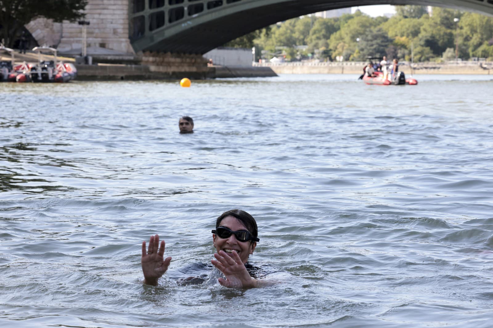 Starostka Paríža sa kúpala