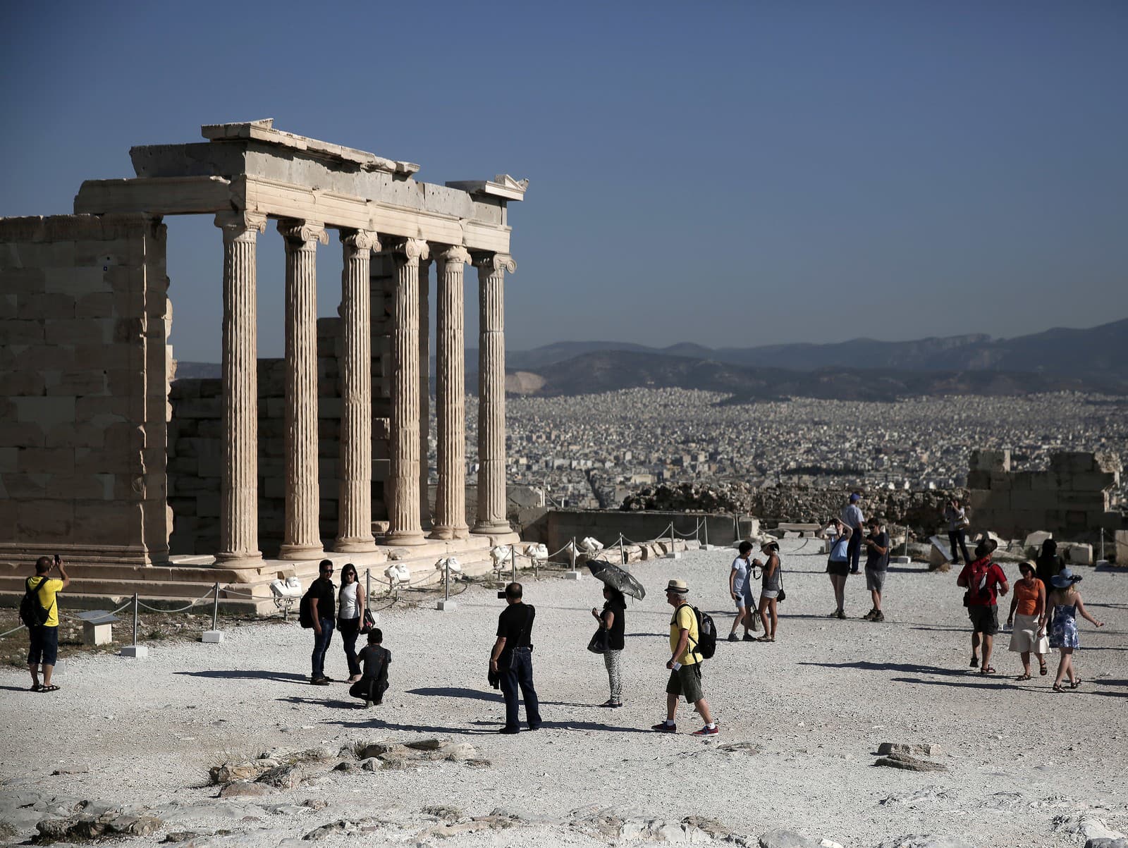 Turista navštívil grécku Akropolu,