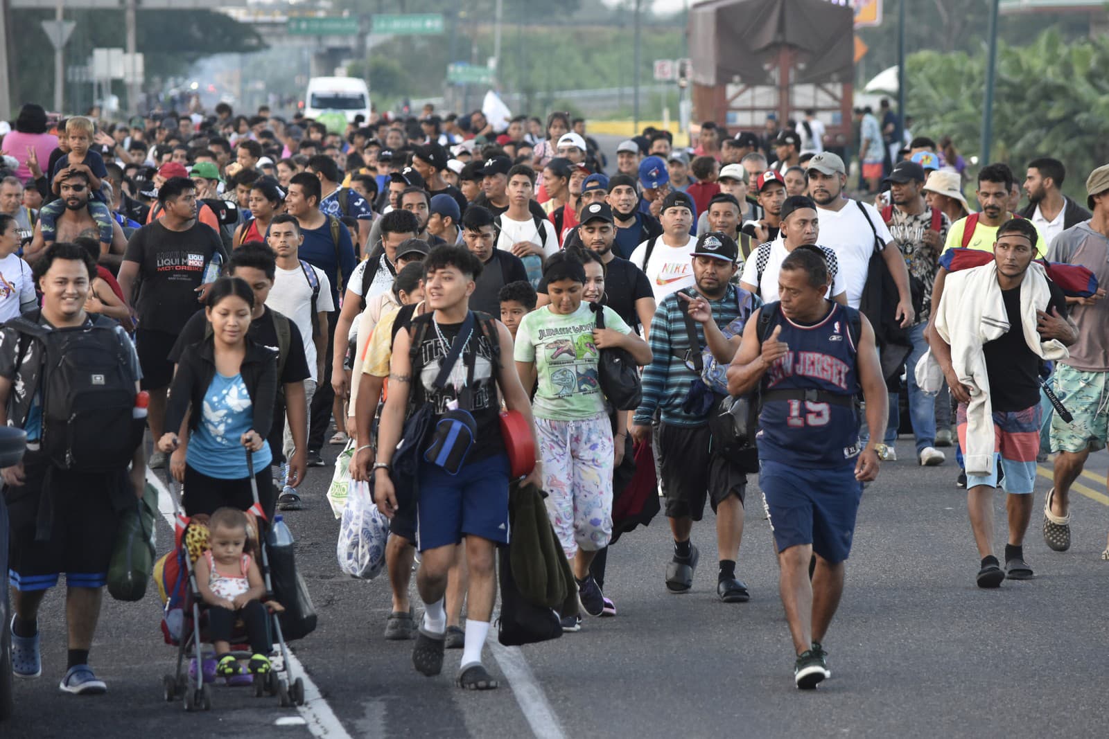 Migranti kráčajú po diaľnici cez Suchiate v štáte Chiapas na juhu Mexika počas svojej cesty na sever k hraniciam s USA v nedeľu 21. júla 2024.