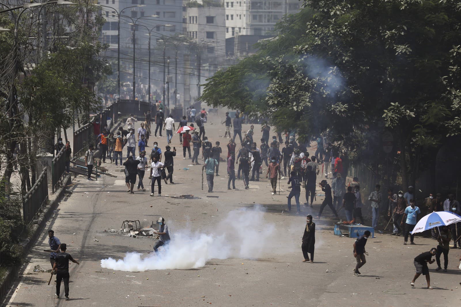 Študenti v kolízii s členmi poriadkovej polície počas protestu 