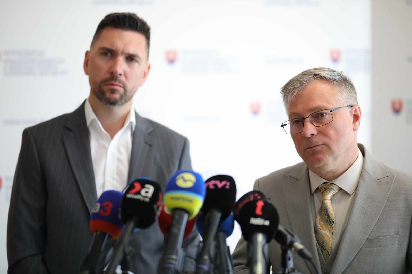 Zľava minister Richard Takáč a ústredný riaditeľ ŠVPS SR Martin Chudý