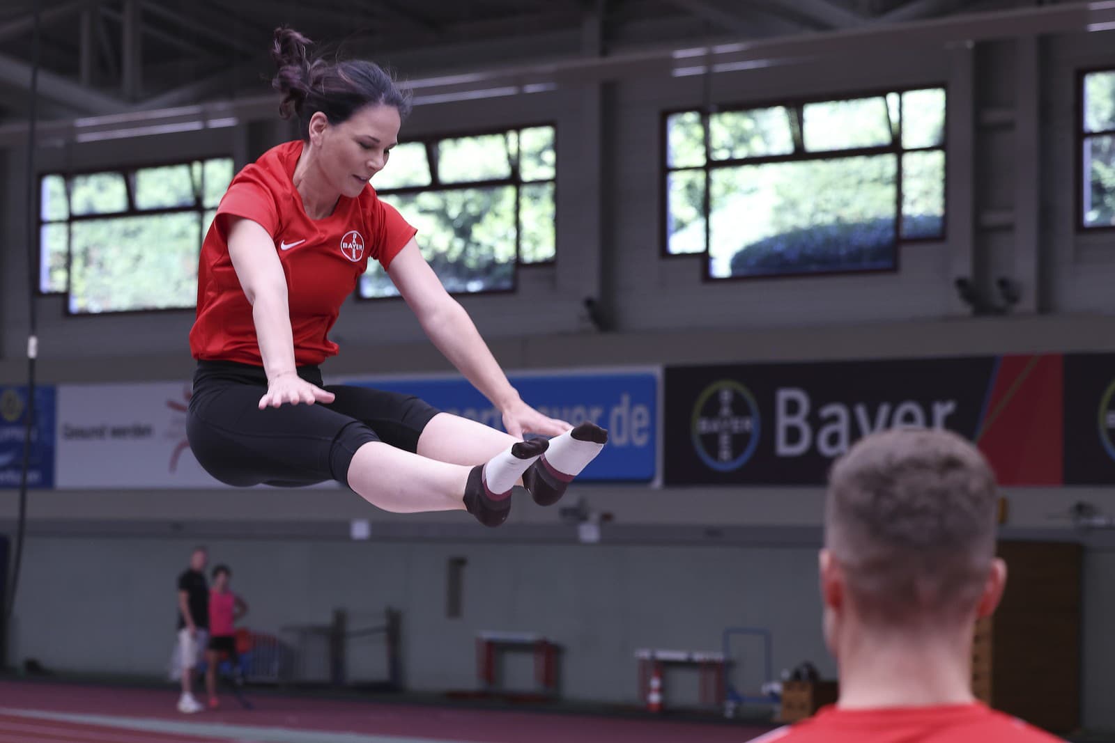 Annalena Baerbocková skákala na trampolíne.