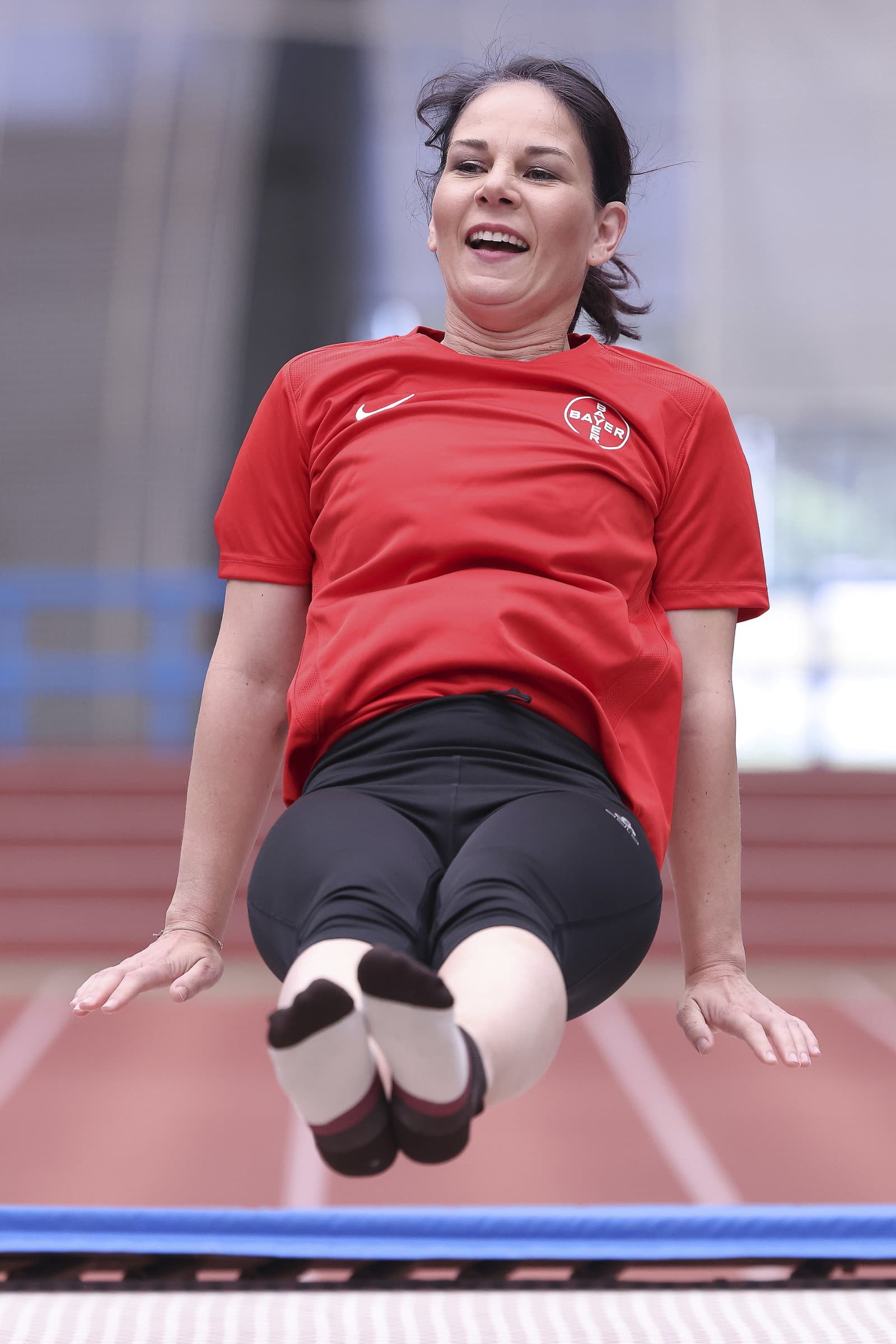 Annalena Baerbocková skákala na trampolíne.