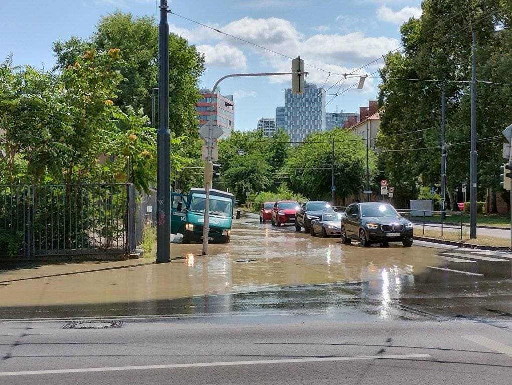 Prasknuté vodovodné potrubie na jednej z bratislavských križovatiek