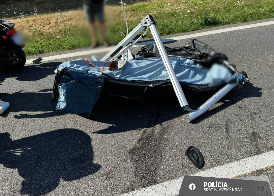 Zrážka motocyklistu s uvoľneným strešným stanom