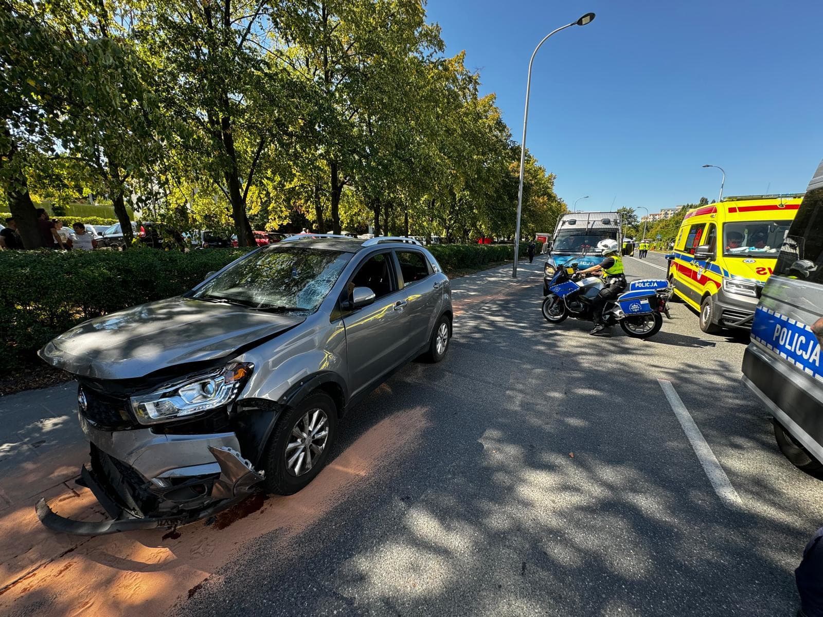 Do autobusovej zastávky vo Varšave vrazilo auto.