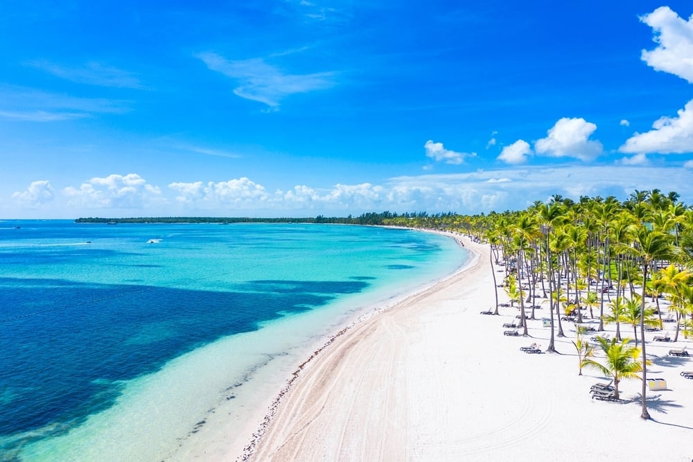 Idylické pláže Punta Cana s kokosovými palmami.