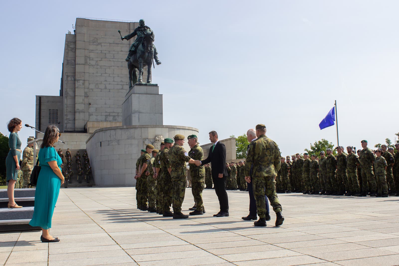 Český rezort obrany ocenil vojakov, ktorí sa vrátili z misie na Slovensku.