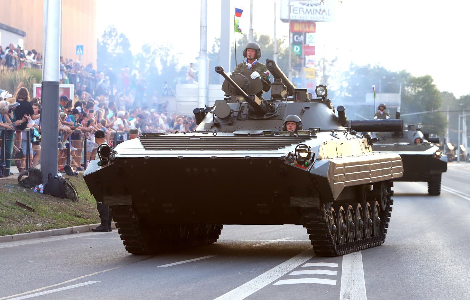 Prehliadka vojenskej techniky na oslavách 80. výročia Slovenského národného povstania.