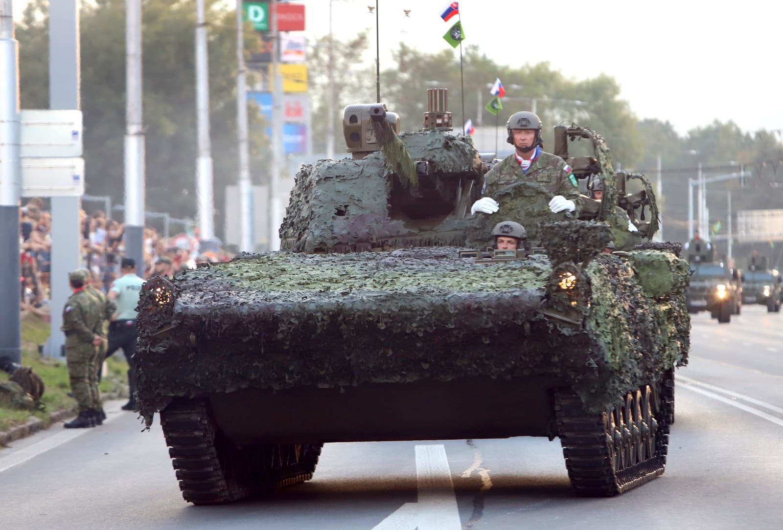 Prehliadka vojenskej techniky na oslavách 80. výročia Slovenského národného povstania.