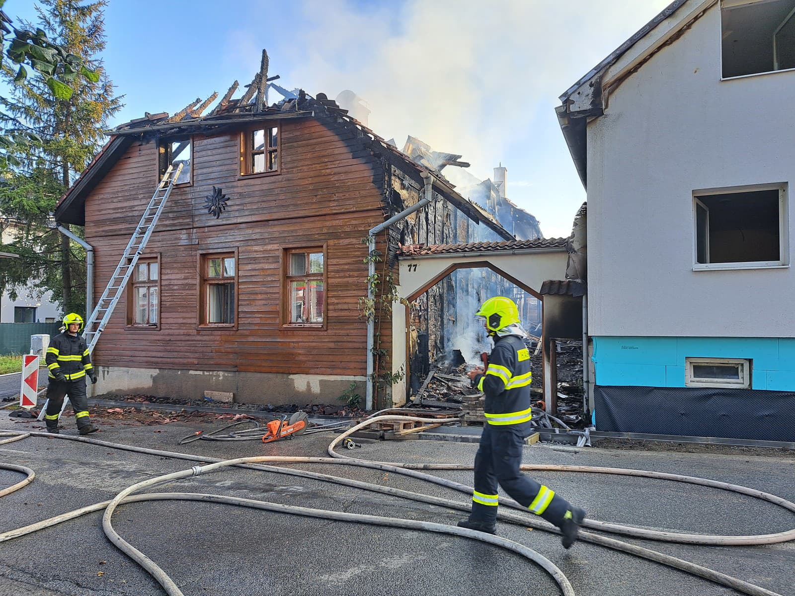 V obci Veľký Slavkov zachvátil vo štvrtok ráno požiar tri rodinné domy.