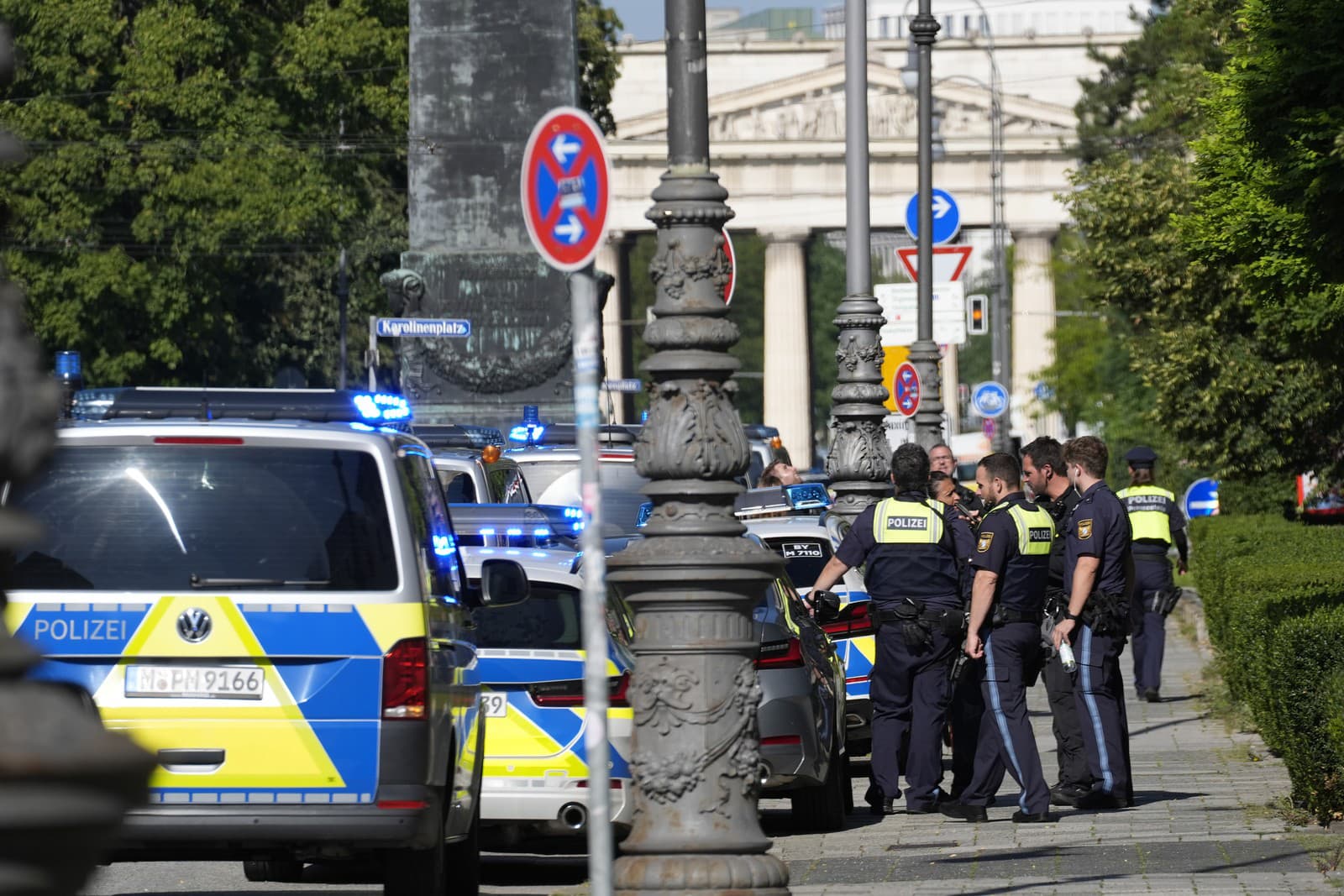 Policajti hliadkujú po tom, čo polícia vystrelila na podozrivú osobu neďaleko izraelského konzulátu.