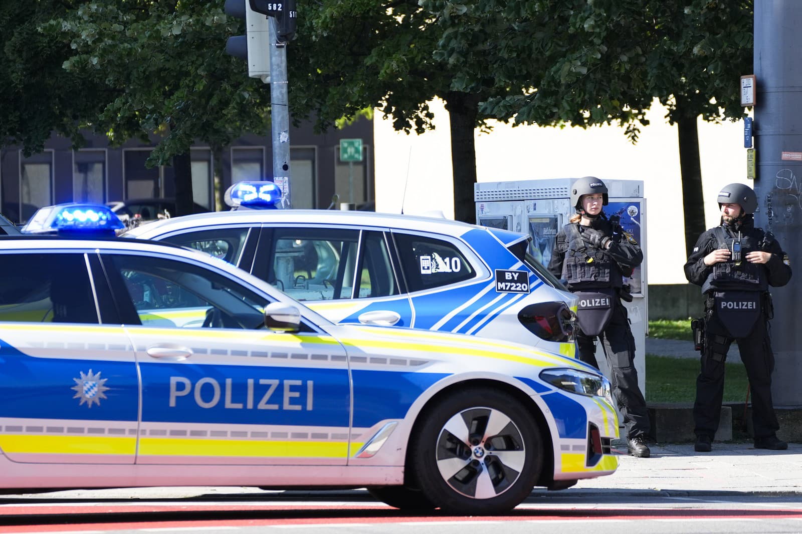 Policajti hliadkujú po tom, čo polícia vystrelila na podozrivú osobu neďaleko izraelského konzulátu.