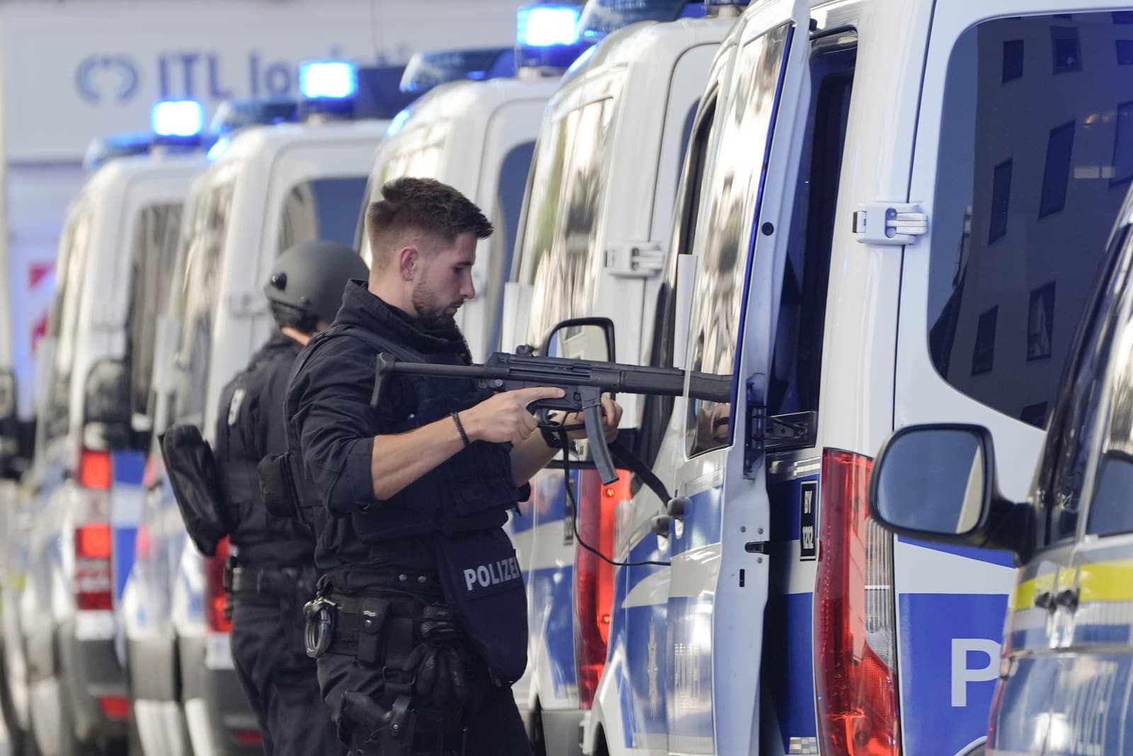 Policajti hliadkujú po tom, čo polícia vystrelila na podozrivú osobu neďaleko izraelského konzulátu.