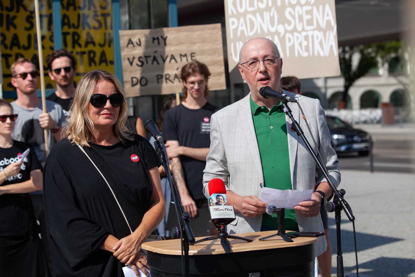 Rektorka Vysokej školy výtvarných umení (VŠVU) v Bratislave Bohunka Koklesová a rektor Vysokej školy múzických umení (VŠMU) v Bratislave Martin Šmatlák počas tlačovej besedy