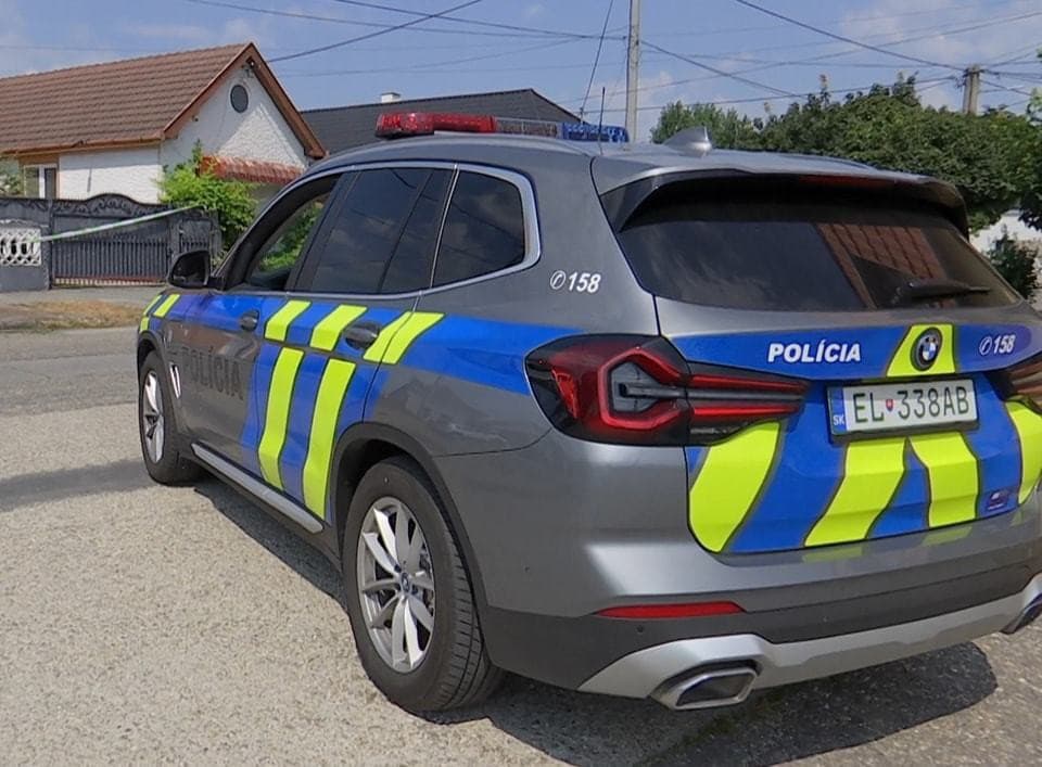 Policajné auto pred domom vo Veľkom Mederi, kde našli mŕtvu Cynthiu