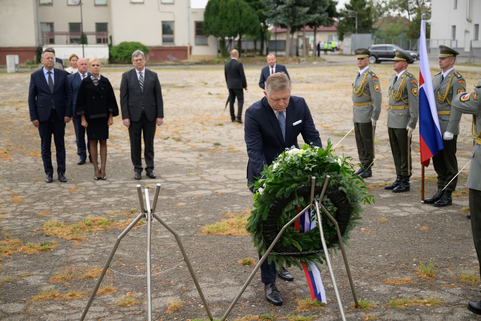 Na snímke v popredí predseda vlády Robert Fico (Smer-SD) počas pietneho aktu kladenia vencov, v pozadí zľava minister financií SR Ladislav Kamenický (Smer-SD), podpredsedníčka vlády a ministerka hospodárstva SR Denisa Saková (Hlas-SD) a minister spravodlivosti SR Boris Susko (Smer-SD)