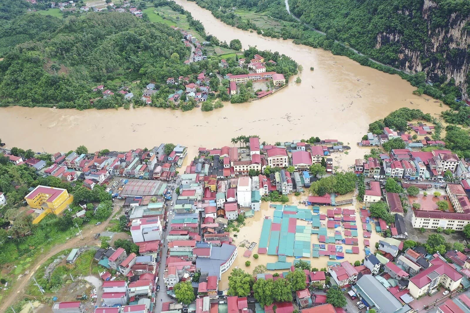 Vietnam sužujú záplavy po tajfúne Jagi