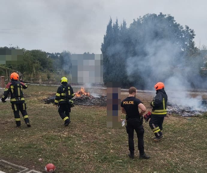 Oheň vystrašil obyvateľov Kadane, ktorí zavolali hasičov. 