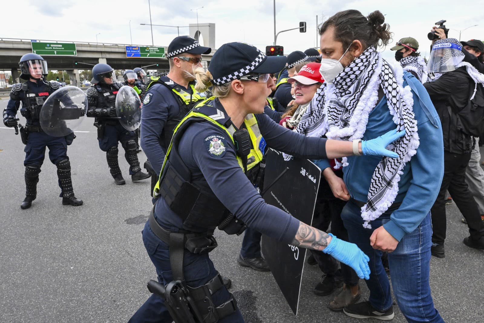 Polícia zasahuje počas rozsiahlych protivojnových demonštrácií v centre Melbourne.