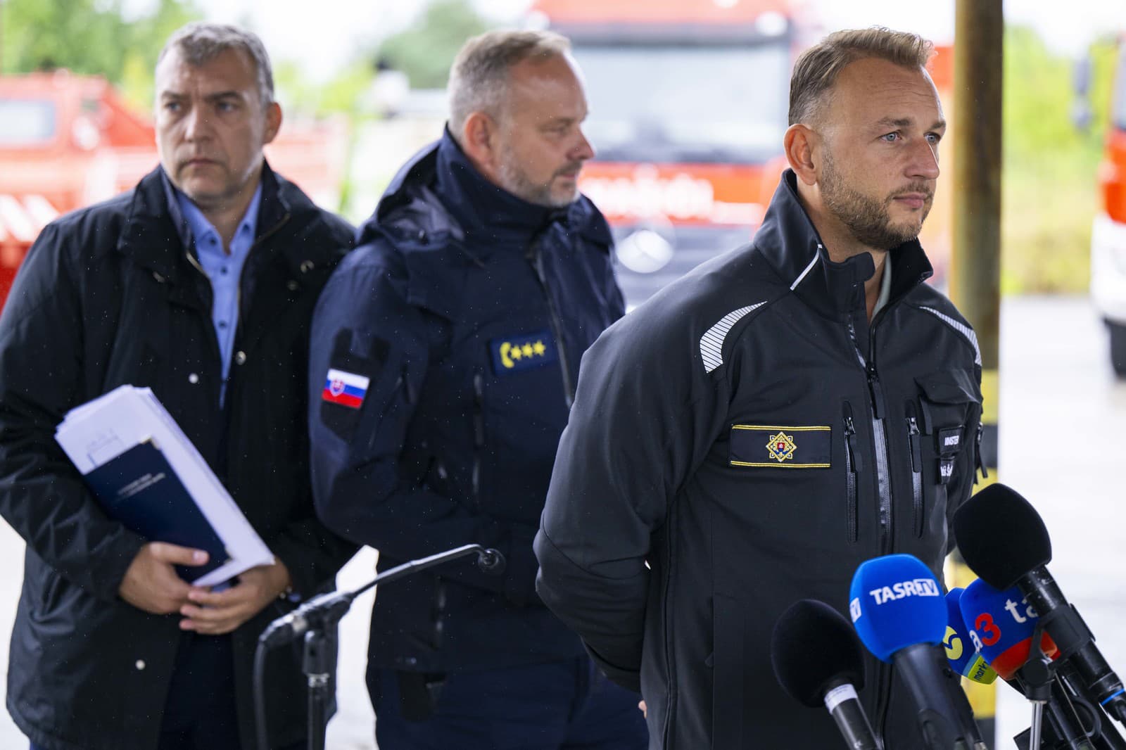 Zľava generálny riaditeľ sekcie krízového riadenia MV SR Ervin Erdélyi. prezident Hasičského a záchranného zboru Adrián Mifkovič a minister vnútra SR Matúš Šutaj Eštok 