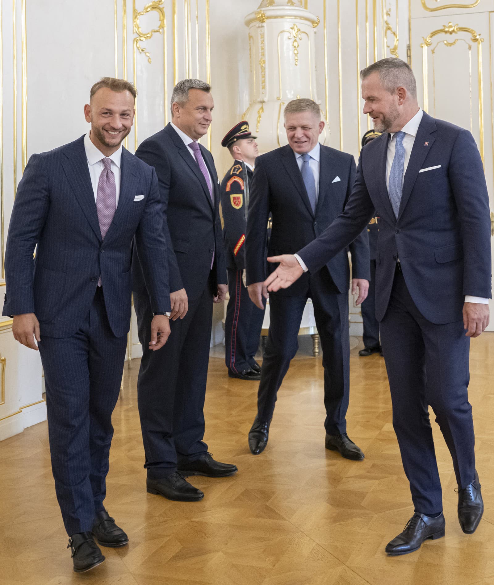 Politológ si posvietil na