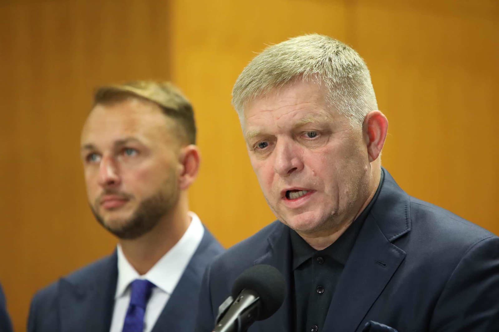 Zľava minister vnútra Matúš Šutaj Eštok a premiér Robert Fico